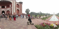 A closer view of Gateway and Taj Mahal