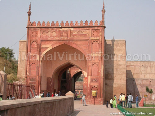 Another gate to get in Deewan-E-Aam