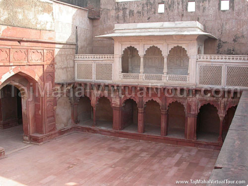 A structure in Agra Fort