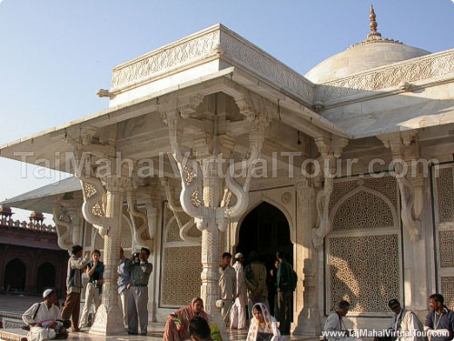 Closer view of Dargah of Sheikh Salim Chisti