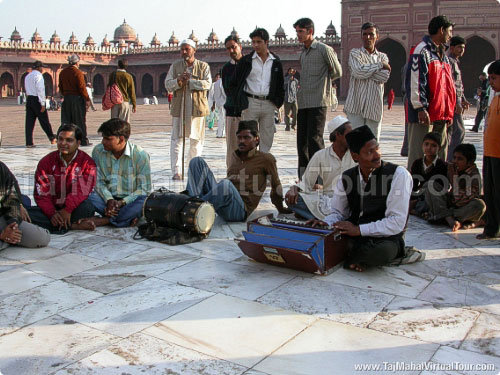 Devotees singing Qavvali outside Dargah of Sheikh Salim Chisti
