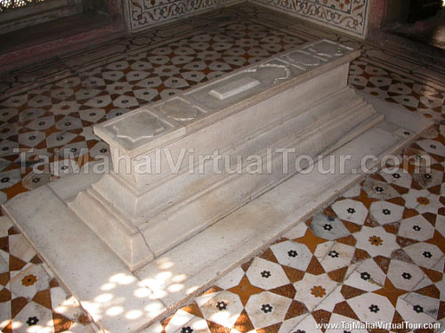 One of grave in in Itmad-Ud-Daulah Tomb