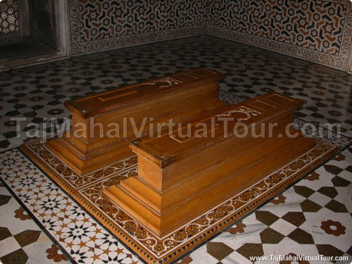 Main graves in Itmad-Ud-Daulah Tomb