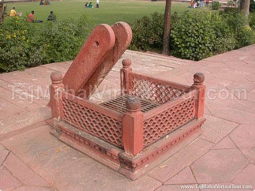 A well in front of Taj Museum