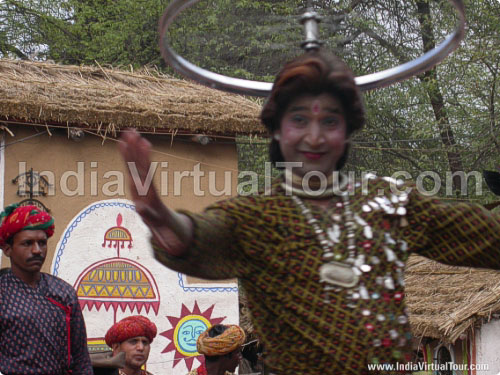 Another artist from Rajasthan balancing wheel