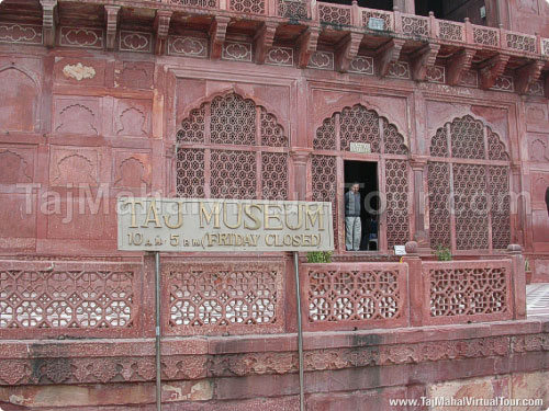 A closer view of Taj Museum